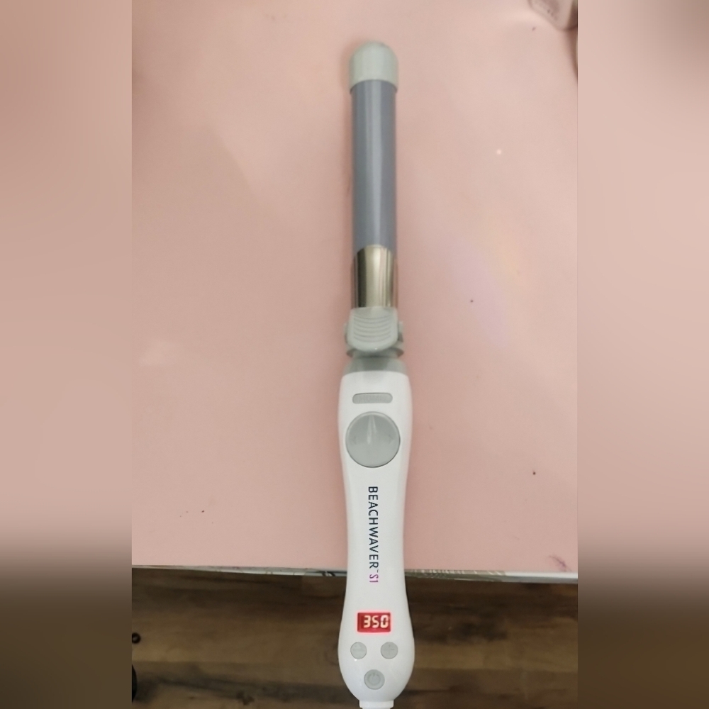 Clean And Well Cared For Beachwaver S1 Curling Iron